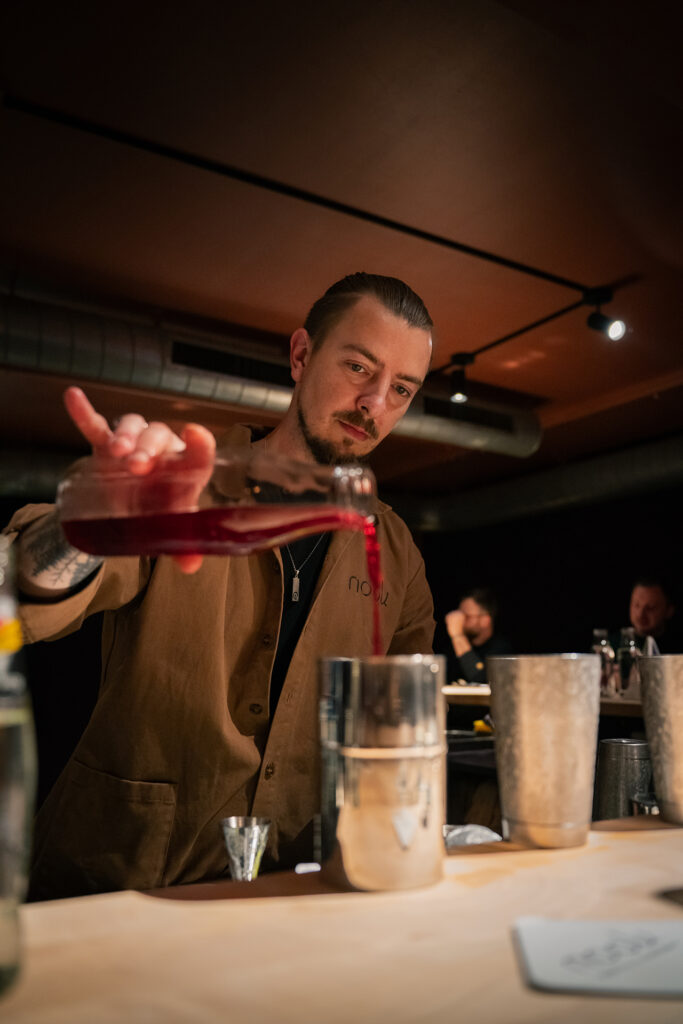 bartender toomas beim einschenken eines cocktails
